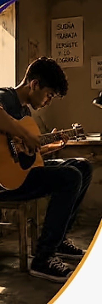 Un joven toca la guitarra en un cuarto con carteles motivacionales en la pared
